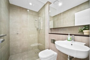 Een douche, een haardroger, handdoeken, zeep