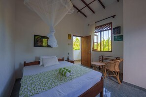 4 bedrooms, iron/ironing board, WiFi, bed sheets - Tropical Paradise polhena ~Family Retreat (Matara)