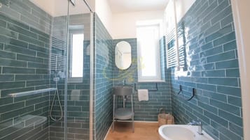 Douche, sĂšche-cheveux, bidet, serviettes fournies