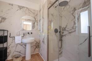 Shower, hair dryer, bidet, towels