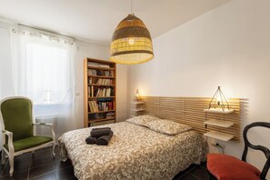 2 chambres, fer et planche à repasser, lit parapluie