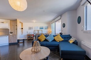 TV, bøker og stereoanlegg