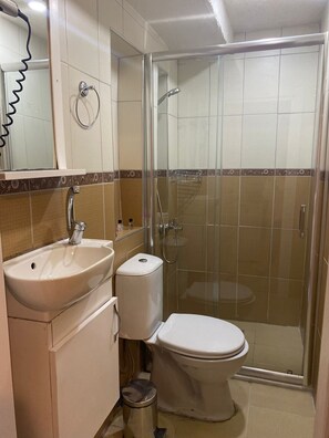 Monolocale Basic | Bagno | Doccia, asciugacapelli, asciugamani, sapone
