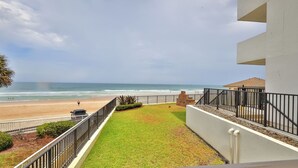 Un balcón con vista a la playa y al océano.