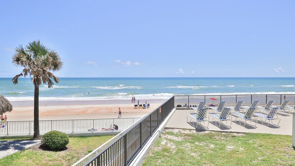 بالقرب من الشاطئ