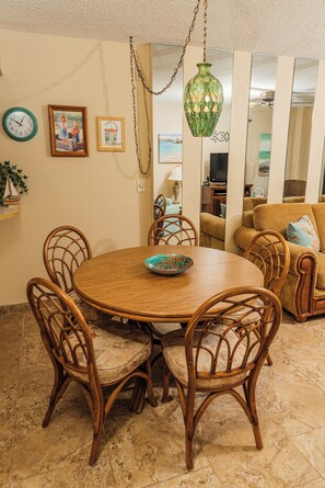 Dining - A BIT OF PARADISE-OCEANVIEW 2/2, GREAT RATES, POOL SP/2E (Daytona Beach)