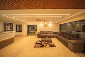 Lobby sitting area - Hotel Navil Exotica (Vasco da Gama)