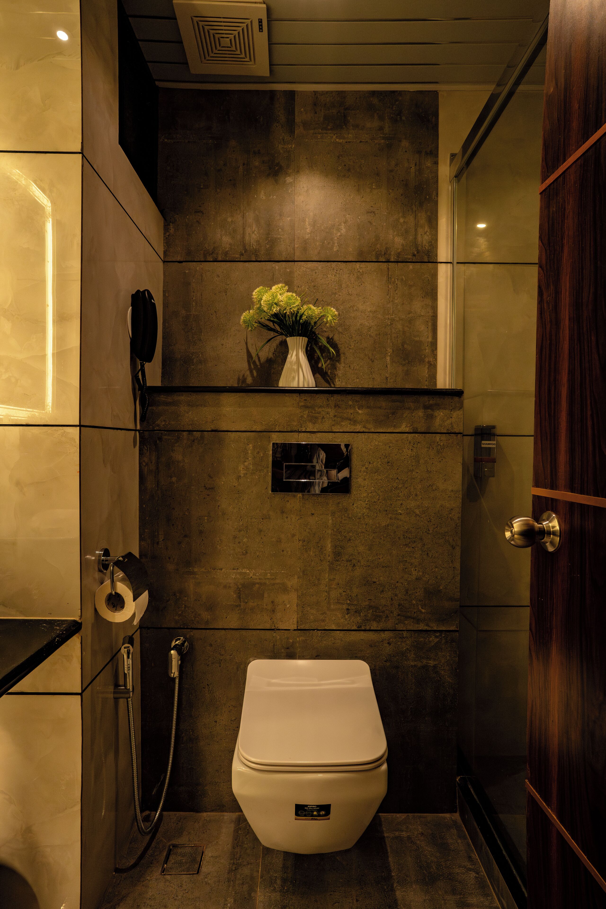 Ein modernes Badezimmer mit Toilette, Dusche und Waschtisch mit Spiegel.