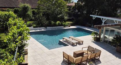 Luxurious 5-bedroom villa with pool, fire pit, WiFi, AC in phenomenal Capbreton