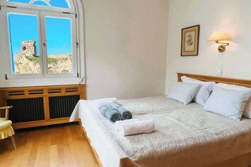 This charming and elegant suite is part of our curated collection of boutique private rooms. The suite offers a super king-size bed, private balcony, en suite bathroom & lock.