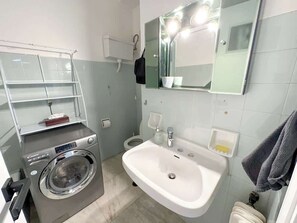 Douche, sèche-cheveux