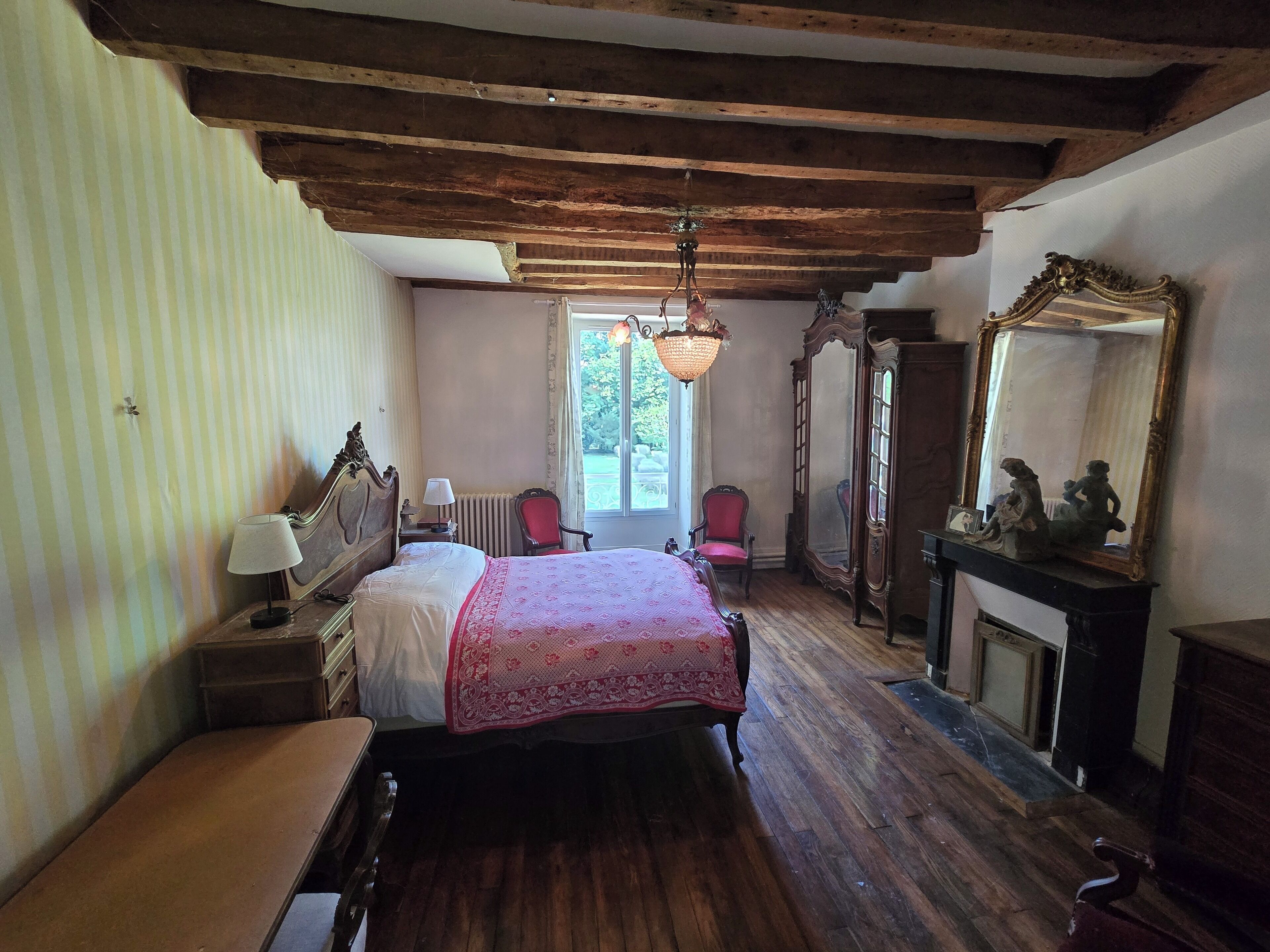 9 makuuhuonetta, silitysrauta/-lauta, vuodevaatteet