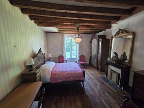 9 chambres, fer et planche à repasser, draps fournis