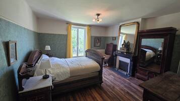 9 bedrooms, iron/ironing board, bed sheets