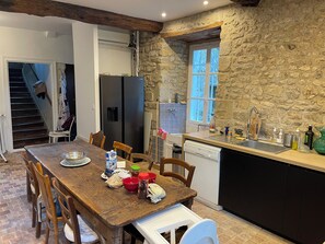 Microwave, oven, stovetop, dishwasher - A delightful country house for children, parents and grandparents! (Monnerville)