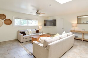 House (2 Bedrooms) | Interior - 8 Mi to Dtwn: Spacious Home w/ Fire Pit in Fresno! (Fresno)