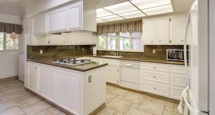 8 Mi to Dtwn: Spacious Home w/ Fire Pit in Fresno!