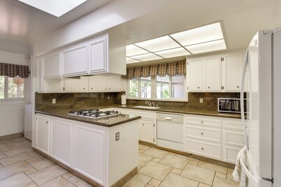 8 Mi to Dtwn: Spacious Home w/ Fire Pit in Fresno!