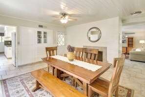 House (2 Bedrooms) | Interior - 8 Mi to Dtwn: Spacious Home w/ Fire Pit in Fresno! (Fresno)