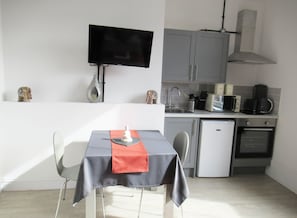 Refrigerador, microondas, horno, placa de cocina