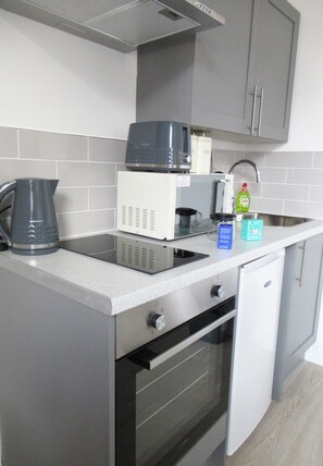 Kylskåp, mikrovågsugn, ugn och spishäll