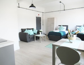 Ropa de cama de alta calidad y tabla de planchar con plancha 