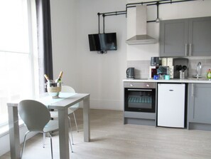 Familjestudio - pentry (Flat 6) | Eget kök | Kylskåp, mikrovågsugn, ugn och spishäll