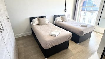 Superior Studio Suite, Kitchenette (Flat 8) | Premium bedding, iron/ironing board, free WiFi, bed sheets