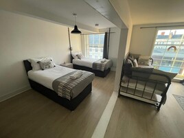 高级开间套房, 简易厨房 (Flat 8) | 高档床上用品、熨斗/熨衣板、免费 WiFi、床单