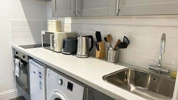 Geladeira, micro-ondas, fogão, cooktop