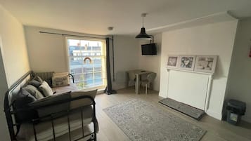 Superior Studio Suite, Kitchenette (Flat 8) | Premium bedding, iron/ironing board, free WiFi, bed sheets