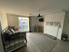 Suíte estúdio superior, cozinha americana (Flat 8) | Roupas de cama premium, ferros/tábuas de passar roupa, Wi-Fi de cortesia