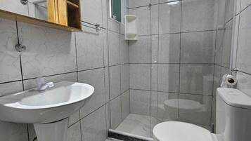 Ducha, toallas, jabón y papel higiénico