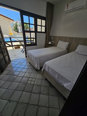 公寓, 阳台, 泳池景观 | 客房内保险箱、免费 WiFi