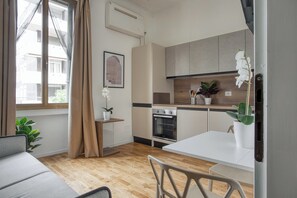 Comfort-Studio, Stadtblick | Wohnbereich | 32-Zoll-LED-Fernseher mit Digitalempfang