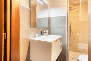 Estudio Confort, vista a la ciudad | Baño