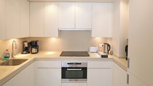 Eine moderne Küche mit Einbauofen, Kaffeemaschine und Toaster.