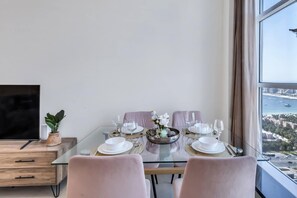 2 bedrooms, Internet - Chic Marina Arcade Apartment Minutes to Beach (Dubai)