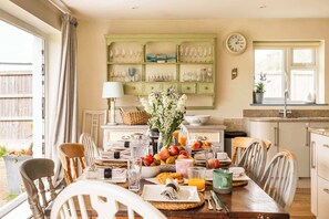 House | 5 bedrooms, Internet - Light-filled Family-friendly Beach House (Chichester)