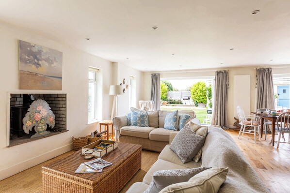 House | 5 bedrooms, Internet - Light-filled Family-friendly Beach House (Chichester)