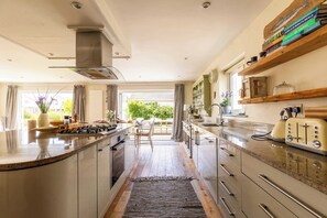 House | 5 bedrooms, Internet - Light-filled Family-friendly Beach House (Chichester)