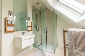 House | 5 bedrooms, Internet - Light-filled Family-friendly Beach House (Chichester)