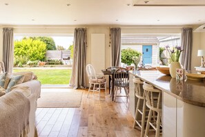 House | 5 bedrooms, Internet - Light-filled Family-friendly Beach House (Chichester)