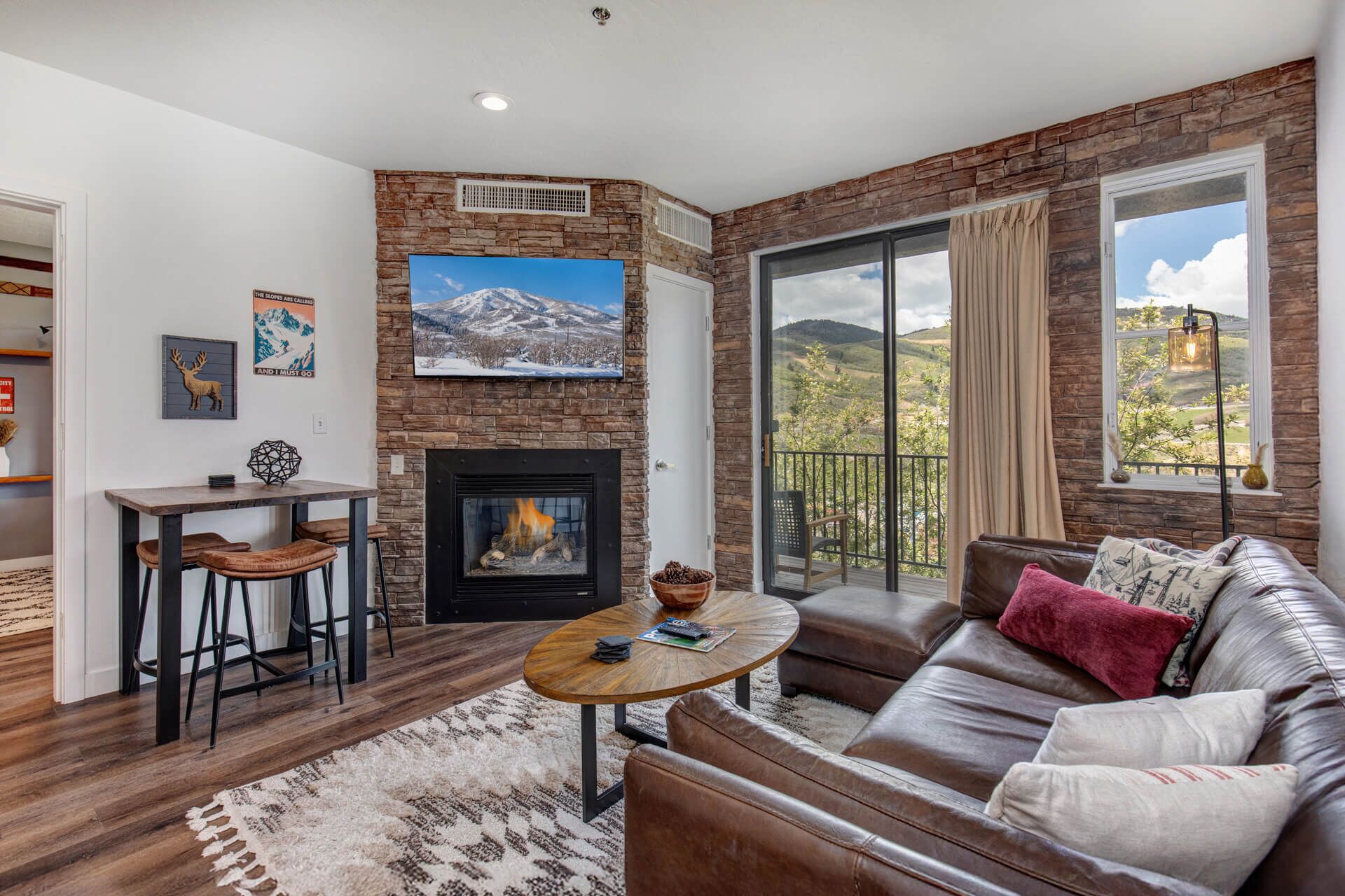 Smart-tv, een open haard, tafelvoetbal en een tafeltennistafel