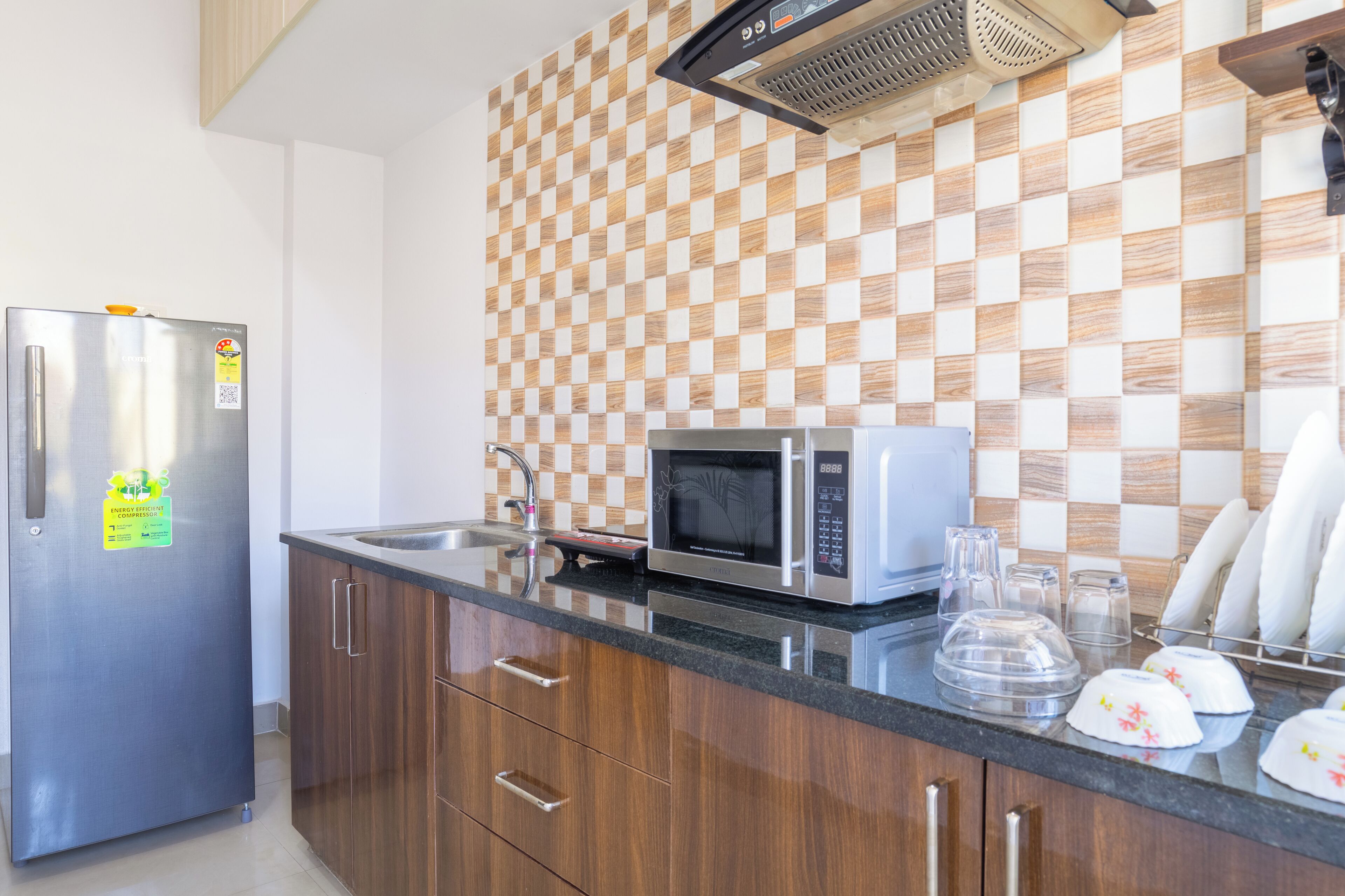 Studio, uitzicht op stad | Privékitchenette | Een koelkast, een magnetron, een oven, kookgerei, borden en bestek