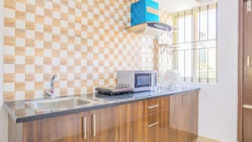 Estúdio, vista para a cidade | Cozinha americana privada | Geladeira, micro-ondas, fogão, talheres/pratos/utensílios de cozinha