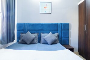 Studio, quang cảnh thành phố | Két bảo mật tại phòng, bàn, khu vực làm việc phù hợp cho laptop