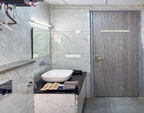 Studio, uitzicht op de stad | Badkamer | Een douche, gratis toiletartikelen, pantoffels, handdoeken