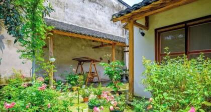 Wuzhen East Gate Riverside Retreat