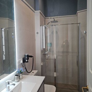 Classic-Apartment | Badezimmer | Dusche, Haartrockner, Handtücher, Seife
